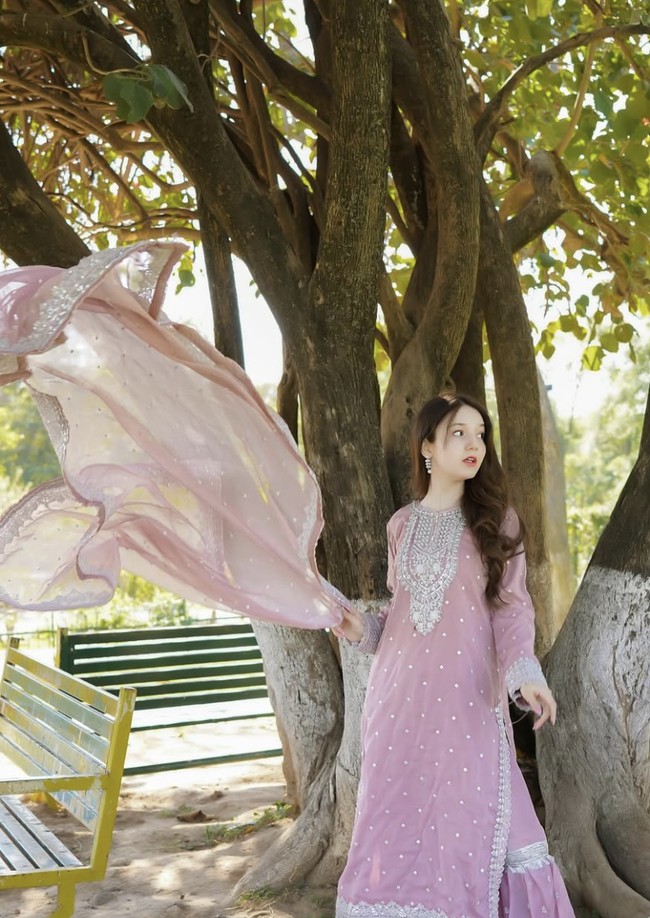 Meski baru memasuki tahun pertama kuliah kedokteran, Sana telah mencuri perhatian publik melalui konten TikTok dan Instagram yang memadukan musik tradisional Chitrali, tarian rakyat, serta kerap mengulas produk kecantikan. Foto: dok. Instagram @sanayousaf22