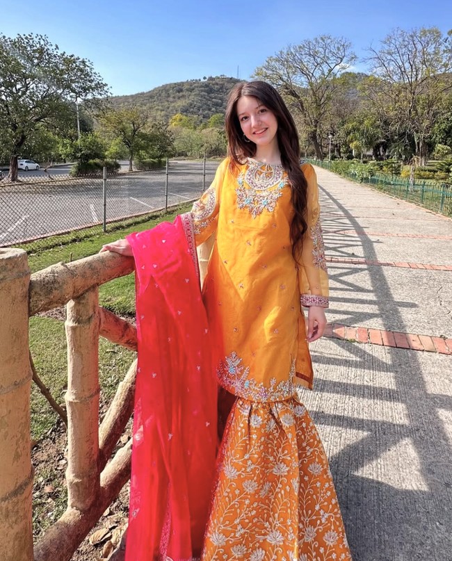 Inilan potret cantik Sanadengan busana tradisional Pakistan yang mirip dengan busana India. Wajahnya selalu tampak memancarkan keceriaan yang kini tidak bisa dilihat lagi oleh keluarga dan penggemar setianya.  Foto: dok. Instagram @sanayousaf22