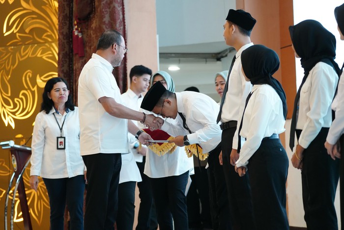 Sebanyak 593 Calon Pegawai Negeri Sipil (CPNS) formasi tahun 2024 di lingkungan Kementerian Sosial (Kemensos) mulai mengikuti masa orientasi kerja dan menerima Surat Keputusan (SK) CPNS pada Rabu (4/6/2024).