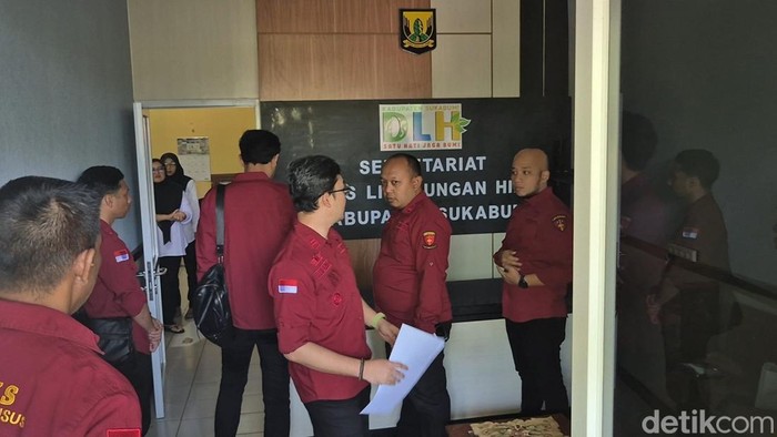 Sejumlah petugas dari Kejaksaan Negeri (Kejari) Kabupaten Sukabumi mendatangi Kantor Dinas Lingkungan Hidup (DLH) Kabupaten Sukabumi.