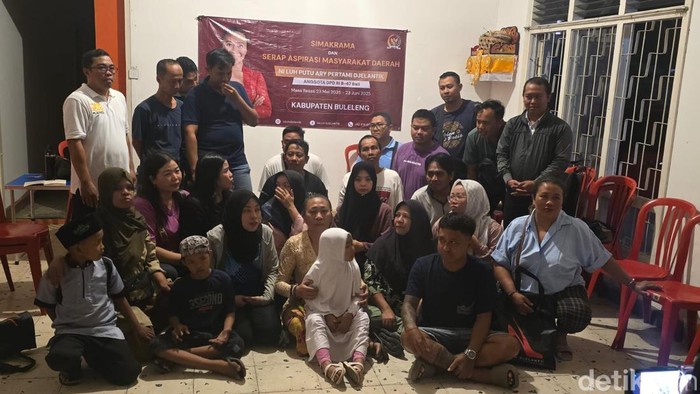 Sejumlah warga Desa Pemaron, Buleleng, menyampaikan aspirasi kepada anggota DPD asal Bali Ni Luh Ary Pratami Jelantik atau Ni Luh Jelantik, Rabu (4/6/2025). (Foto: Made Wijaya Kusuma/detikBali)