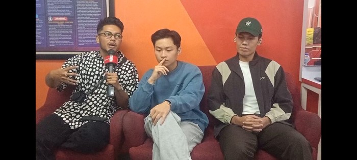 Grup musik Senandika, terdiri dari Mark, Samuel, dan Nuca, fokus pada lagu ciptaan sendiri untuk kontrol hak cipta.