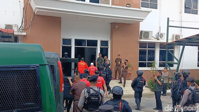 Para terdakwa kasus tindak pidana narkotika yang melibatkan mantan anggota Satuan Reserse Narkoba Polresta Barelang saat tiba di Pengadilan Negeri Batam.