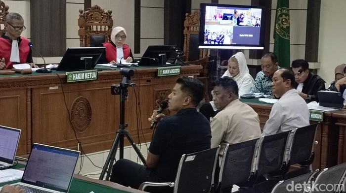 Mantan Camat Gajahmungkur, Kota Semarang, Ade Bhakti Ariawan memberikan kesaksian di sidang dugaan korupsi Mbak Ita dan suaminya Alwin Basri.