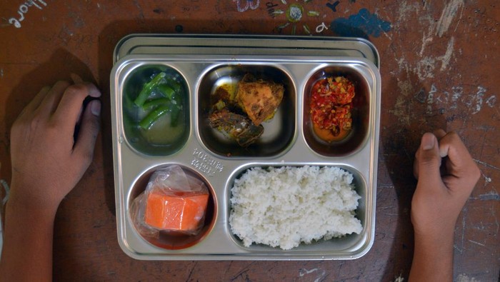 Sejumlah siswa menikmati makan siang dari program Makan Bergizi Gratis (MBG) di SMPN 8 Padang, Sumatera Barat, Rabu (4/6/2025). Pemkot Padang memulai pelaksanaan program MBG tahap awal di 11 sekolah di Kota Padang dengan dukungan satu dapur utama serta tambahan tujuh dapur baru yang sedang dalam tahap persiapan dengan target bisa menjangkau lebih dari 100 sekolah di kota itu.  ANTARA FOTO/Iggoy el Fitra