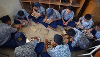 Program ini didukung satu dapur utama serta tambahan tujuh dapur baru yang sedang dalam tahap persiapan dengan target bisa menjangkau lebih dari 100 sekolah di kota itu.  Foto: ANTARA FOTO/Iggoy el Fitra