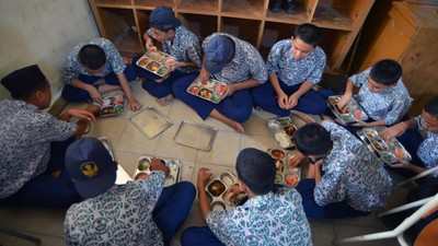 Makan Bergizi Gratis Mulai Digelar di Padang
