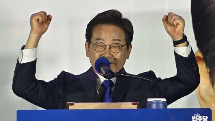 Lee Jae-myung, the presidential candidate for South Koreas Democratic Party, gestures as he addresses supporters as he awaits the final results of the presidential election in Seoul on June 4, 2025. (Photo by ANTHONY WALLACE / AFP)
