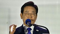 Lee lahir pada tahun 1963 di desa pegunungan di Andong, Provinsi Gyeongbuk. Lee merupakan anak bungsu dari lima bersaudara. Karena keadaan keluarganya yang sulit, Lee pernah putus sekolah. (Foto: AFP/ANTHONY WALLACE)