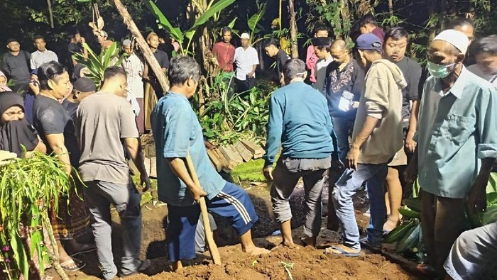 Suasana pemakaman lansia korban pembunuhan di Ciamis.