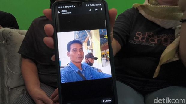 Tangisan kesedihan istri Rahmat Hidayat (45), korban penembakan KKB