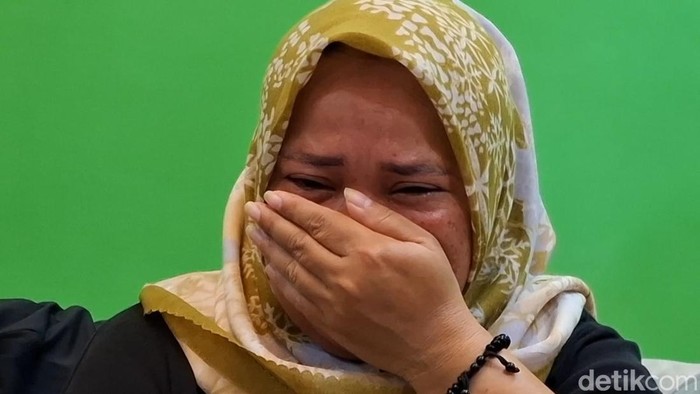 Tangisan kesedihan istri Rahmat Hidayat (45), korban penembakan KKB