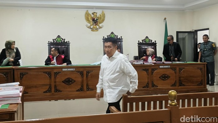 Terdakwa Annar Salahuddin Sampetoding saat menjalani sidang kasus uang palsu di PN Sungguminasa, Gowa.