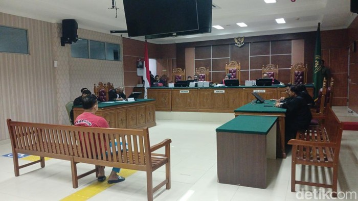 Terdakwa Shigit Sarwo Edi saat mendengarkan putusan hakim PN Batam. (Alamudin Hamapu/detikSumut)