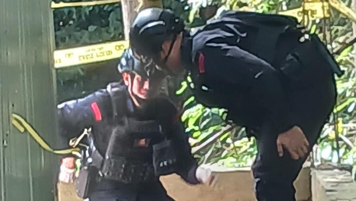 Tim Gegana Unit Jibom Satuan Brimob Polda Sulsel mengamankan penemuan mortir di Maros.
