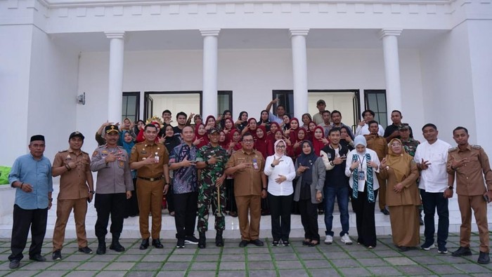 Tim Kemenparekraf saat berkunjung ke Koperasi Desa Merah Putih di Takalar. Dokumen Istimewa