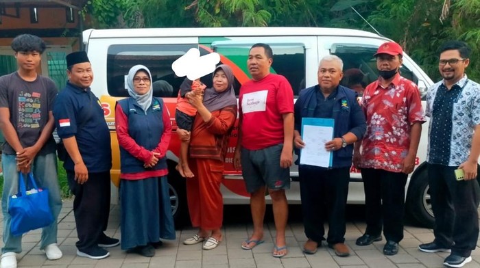 Tim Sigap DisosP3APPKB membawa pulang balita (digendong) dari Pekalongan.