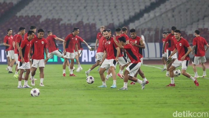 Tim Nasional Indonesia dan China menggelar latihan di SUGBK, Jakarta, Rabu (4/6/2025). Keduanya akan menghadapi laga penting guna membuka peluang untuk lolos ke babak berikutnya dalam Kualifikasi Piala Dunia 2026.