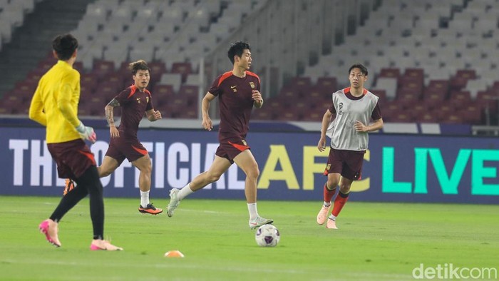 Tim Nasional Indonesia dan China menggelar latihan di SUGBK, Jakarta, Rabu (4/6/2025). Keduanya akan menghadapi laga penting guna membuka peluang untuk lolos ke babak berikutnya dalam Kualifikasi Piala Dunia 2026.