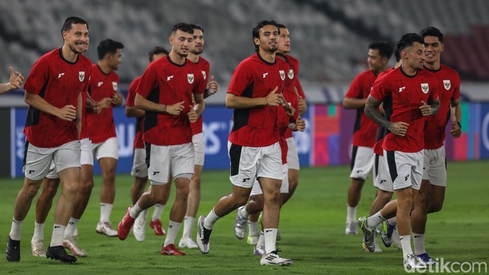 Timnas Indonesia dan China Panaskan Mesin Jelang Bentrok Besok Tim Nasional Indonesia dan China menggelar latihan di SUGBK, Jakarta, Rabu (4/6/2025). Keduanya akan menghadapi laga penting guna membuka peluang untuk lolos ke babak berikutnya dalam Kualifikasi Piala Dunia 2026.