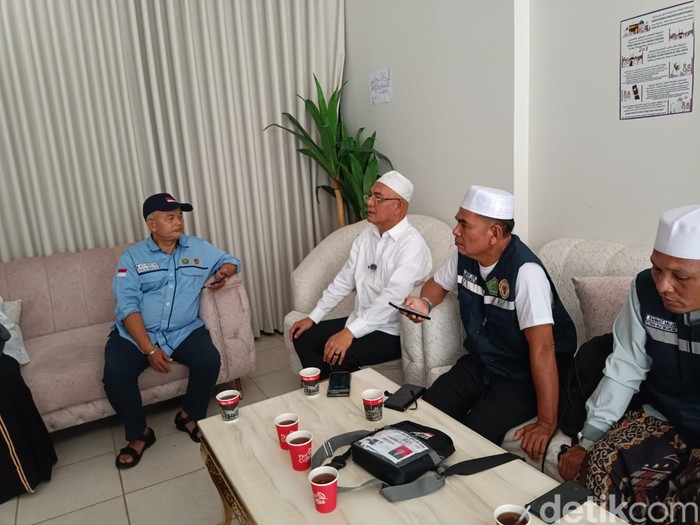 Timwas Haji DPR saat mengunjungi jemaah di Hotel Lema Al Dahabi, Makkah, Selasa (3/6/2025).