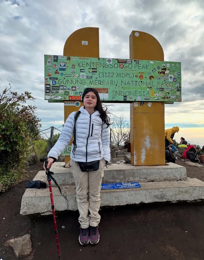 Tissa Biani belakangan terlihat kerap membagikan aktivitasnya saat naik gunung. Baru-baru ini ia memamerkan keberhasilannya mendaki gunung Merbabu. Foto: Instagram/@tissabiani