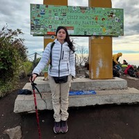 Tissa Biani belakangan terlihat kerap membagikan aktivitasnya saat naik gunung. Baru-baru ini ia memamerkan keberhasilannya mendaki gunung Merbabu. Foto: Instagram/@tissabiani