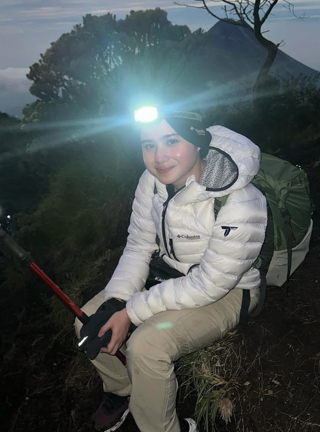 Tampil natural, gaya Tissa tak kalah jadi sorotan. Meski tanpa pulasan makeup namun ia tetap terlihat cantik dan flawless. Foto: Instagram/@tissabiani