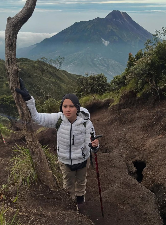 Kenakan jaket tebal, sarung tangan, dan penutup kepala, Tissa memamerkan gayanya saat mendaki gunung. Alhamdulillah. Allah mudahkan dan lancarkan dengan cuaca yang sangat baik. GUNUNG MERBABU 3122 MDPL semesta mendukung, tulisnya dalam keterangan unggahan. Foto: Instagram/@tissabiani