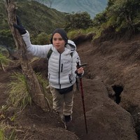 Kenakan jaket tebal, sarung tangan, dan penutup kepala, Tissa memamerkan gayanya saat mendaki gunung. Alhamdulillah. Allah mudahkan dan lancarkan dengan cuaca yang sangat baik. GUNUNG MERBABU 3122 MDPL semesta mendukung, tulisnya dalam keterangan unggahan. Foto: Instagram/@tissabiani