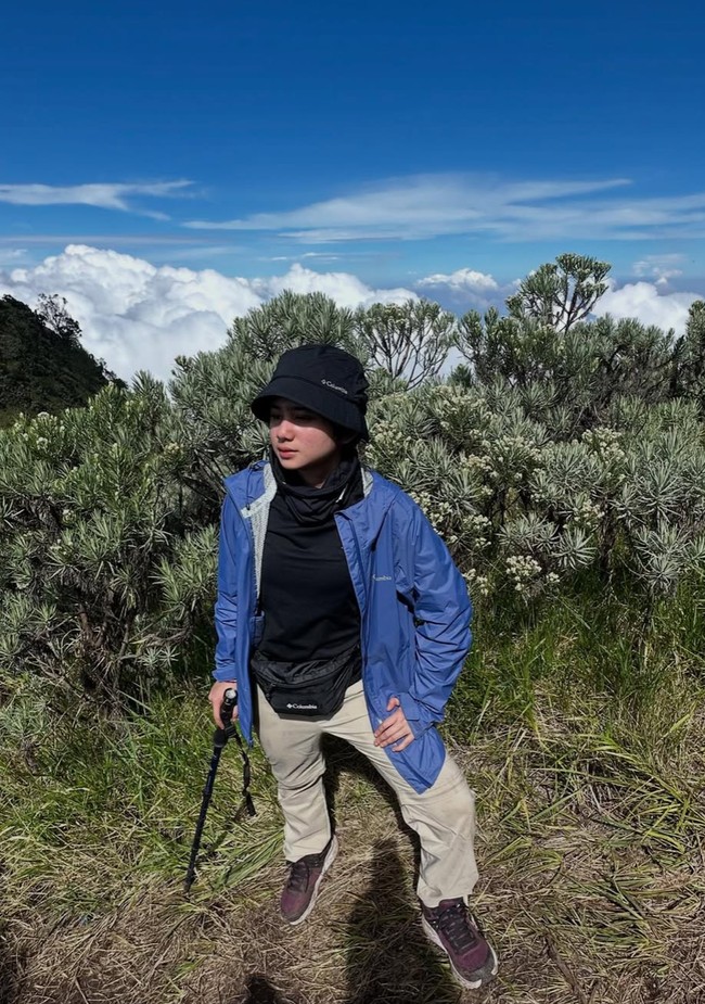 Meski tampil tanpa pulasan makeup sedikitpun namun banyak netizen yang memuji kecantikan Tissa. kak sumpaahhh cakepp bgttt, tulis salah satu komentar. Naik merbabu tapi masih cantik on point bgt masyaallah, komentar lain. Foto: Instagram/@tissabiani