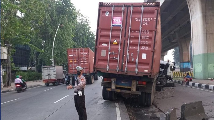 Truk trailer tabrak separator jalan di Tanjung Priok, Jakarta Utara