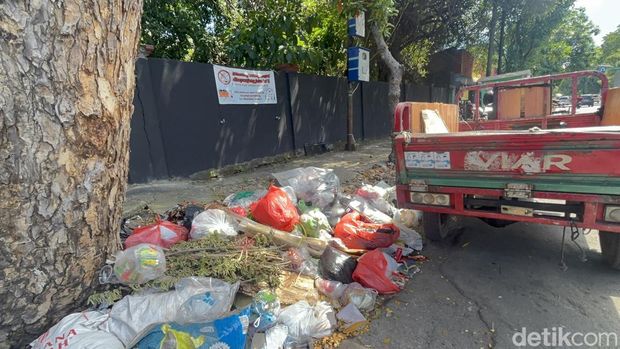 Tumpukan sampah di Jalan Arjuno Surabaya
