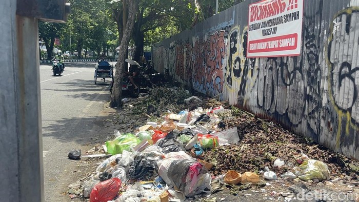 Tumpukan sampah di Jalan Arjuno Surabaya