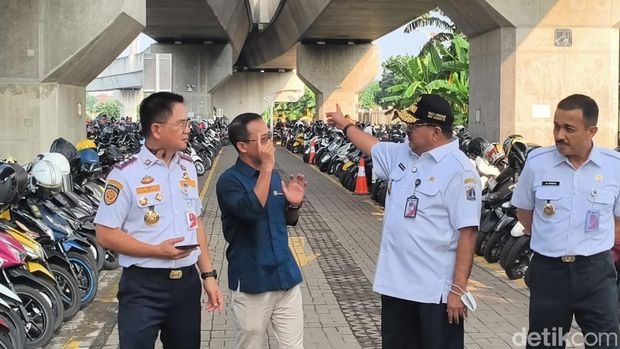 Wagub Jakarta Rano Karno meninjau park and ride stasiun MRT Lebak Bulus. (Kurniawan/detikcom)