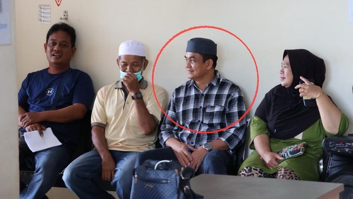 Wakil Bupati Pinrang Sudirman Bungi (pakai kemeja) menyamar jadi pasien saat sidak di Puskesmas Mattombong.