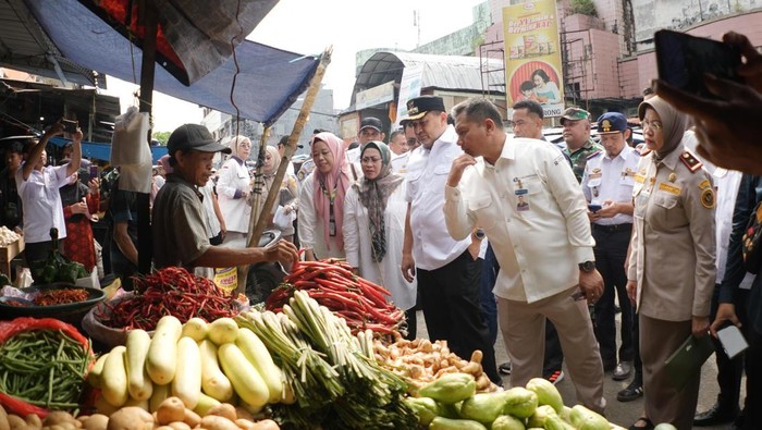Wali Kota Makassar Munafri Arifuddin meninjau harga bahan pokok jelang Lebaran Idul Adha 1446 H di Pasar Terong.