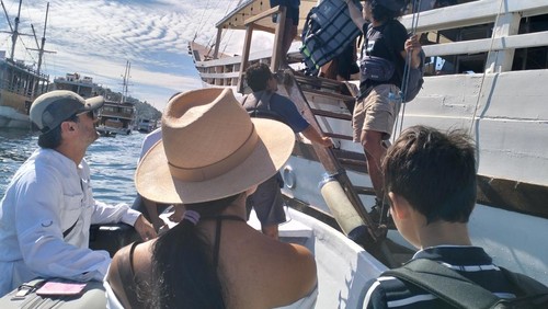 Wisatawan korban penipuan travel agent di Labuan Bajo turun dari pinisi seusai menyelesaikan trip di kawasan TN Komodo, Manggarai Barat, Rabu (4/6/2025). (Ambrosius Ardin/detikBali)