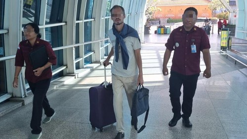 WN Rusia berinisial PK dideportasi melalui Bandara I Gusti Ngurah Rai, Bali, Rabu (4/6/2025). (Foto: Dok. Rudenim Denpasar)