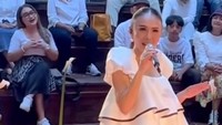 Begini suasana showcase Yuni Shara yang terlihat sangat dekat dengan penggemar. Foto: instagram Yuni Shara