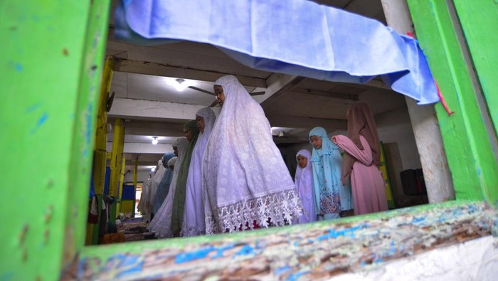 2 Kelompok Ini Rayakan Idul Adha Lebih Awal Jamaah Tarekat Naqsabandiyah mendengarkan khutbah saat pelaksanaan Shalat Idul Adha di Surau Baru Pauh, Padang, Sumatera Barat, Kamis (5/6/2025). Jamaah Tarekat Naqsabandiyah di daerah itu menetapkan Hari Raya Idul Adha 10 Zulhijah 1446 Hijriyah pada Kamis (5/6) atau sehari lebih awal dari yang ditetapkan pemerintah dan penyembelihan heawan kurban akan dilakukan pada Jumat (6/6/2025). ANTARA FOTO/Iggoy el Fitra/YU