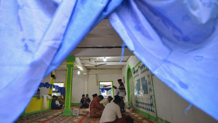 Jamaah Tarekat Naqsabandiyah mendengarkan khutbah saat pelaksanaan Shalat Idul Adha di Surau Baru Pauh, Padang, Sumatera Barat, Kamis (5/6/2025). Jamaah Tarekat Naqsabandiyah di daerah itu menetapkan Hari Raya Idul Adha 10 Zulhijah 1446 Hijriyah pada Kamis (5/6) atau sehari lebih awal dari yang ditetapkan pemerintah dan penyembelihan heawan kurban akan dilakukan pada Jumat (6/6/2025).  ANTARA FOTO/Iggoy el Fitra/YU