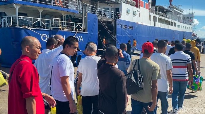 57 PMI tiba di Pelabuhan Parepare usai dideportasi pemerintah Malaysia.