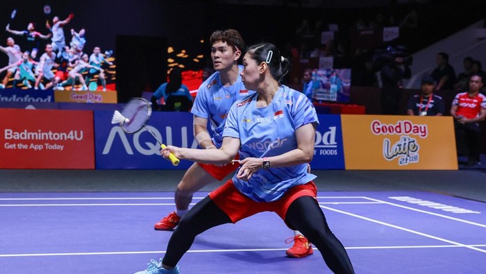 Ganda campuran Indonesia Adnan Maulana/Indah Cahya Sari Jamil di Indonesia Open 2025.
