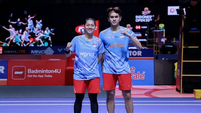 Ganda campuran Indonesia Adnan Maulana/Indah Cahya Sari Jamil di Indonesia Open 2025.