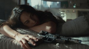 Sayangnya ia ketahuan oleh seorang Letnan Kekaisaran yakni Krole (Alex Waldmann) dan dipaksa untuk berhubungan badan agar tak dilaporkan. Dok. Lucasfilms