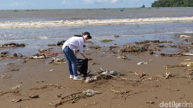 Aksi bersih Pantai Gemah usai diterjang banjir hingga sampah kiriman