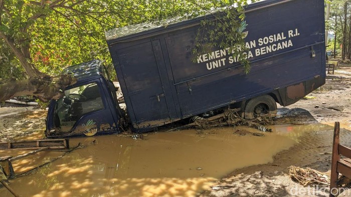Aksi bersih Pantai Gemah usai diterjang banjir hingga sampah kiriman