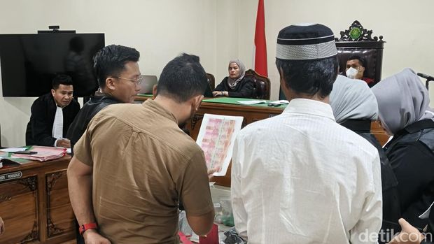 Alat bukti sindikat uang palsu di UIN Makassar dihadirkan ke persidangan di PN Sungguminasa, Gowa. Andi Sitti Nurfaisah/detikSulsel