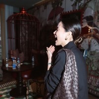 Melalui Instagram Story Alyssa membagikan momen saat dirinya mendapat kejutan bridal shower dari para sahabat. Kenakan blazer hitam dan celana jeans, calon istri Al Ghazali itu tampak terkejut melihat para sahabat yang sudah menyiapkan pesta lajang untuknya. Foto: Instagram